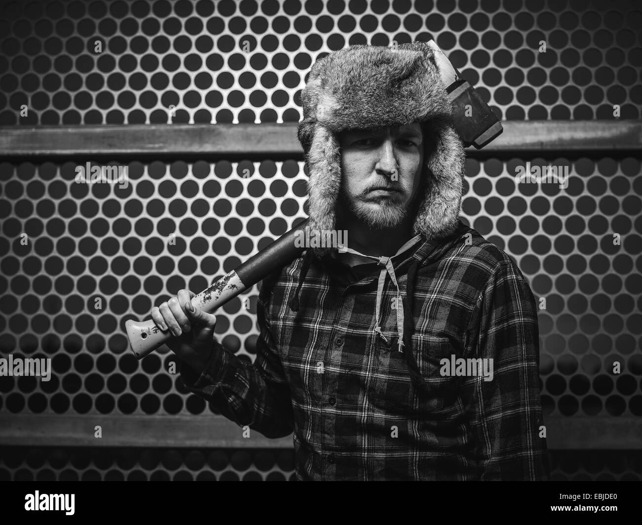 Junger Mann hält eine Axt auf seiner Schulter - wütend urban Design Stockfoto