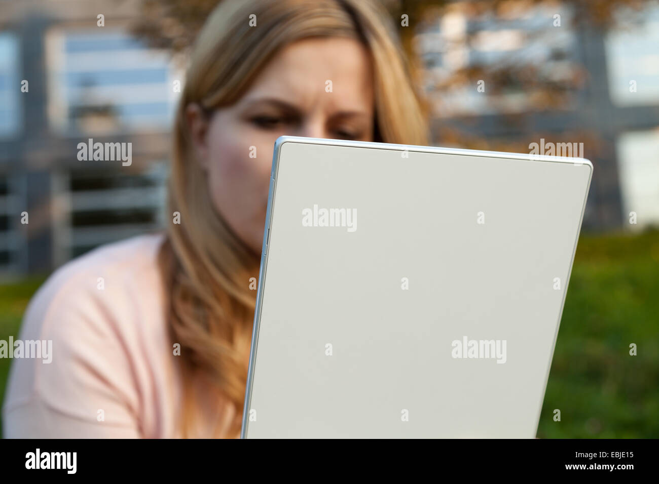 blonde Frau mit weiße Tablette Stockfoto
