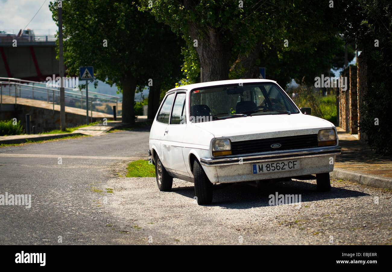 Ford Escort, allein geparkt. Stockfoto