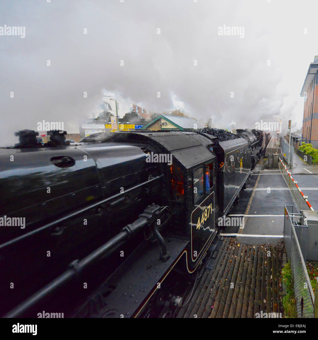 Reigate, Surrey, UK. 2. Dezember 2014. 0858 hrs Dienstag, 2. Dezember 2014. Die "Kathedralen Express" Zug, bestehend aus zwei der nur 18 Überlebenden "Black 5" Lokomotiven: LMT Klasse 5MT 4-6-0 Zahlen 44871 Stanier "Schwarze Five" und die 45407 Stanier Class "Black Five", badged "The Lancashire Fusilier" Dampflokomotiven zusammen Hol Passagiere an Geschwindigkeit durch die Surrey Hills in Reigate, Surrey, 0858 hrs Dienstag, 2. Dezember 2014 auf dem Weg zu Bath Spa und Bristol Temple Meads. Credit: Foto von Lindsay Constable/Alamy Live-Nachrichten Stockfoto