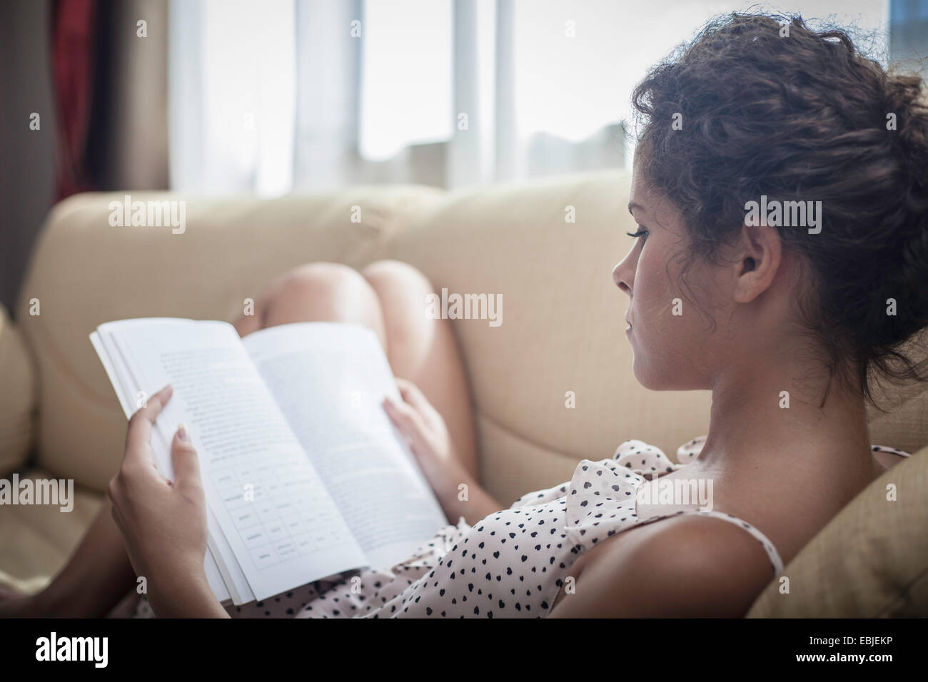 Junge Frau mit Buch Stockfoto