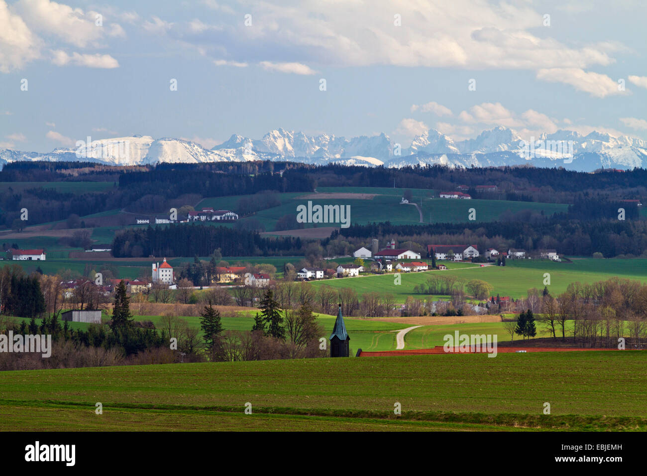 Blick auf Endmoränenlandschaft und Alpen, Deutschland, Bayern, Isental, Dorfen Stockfoto