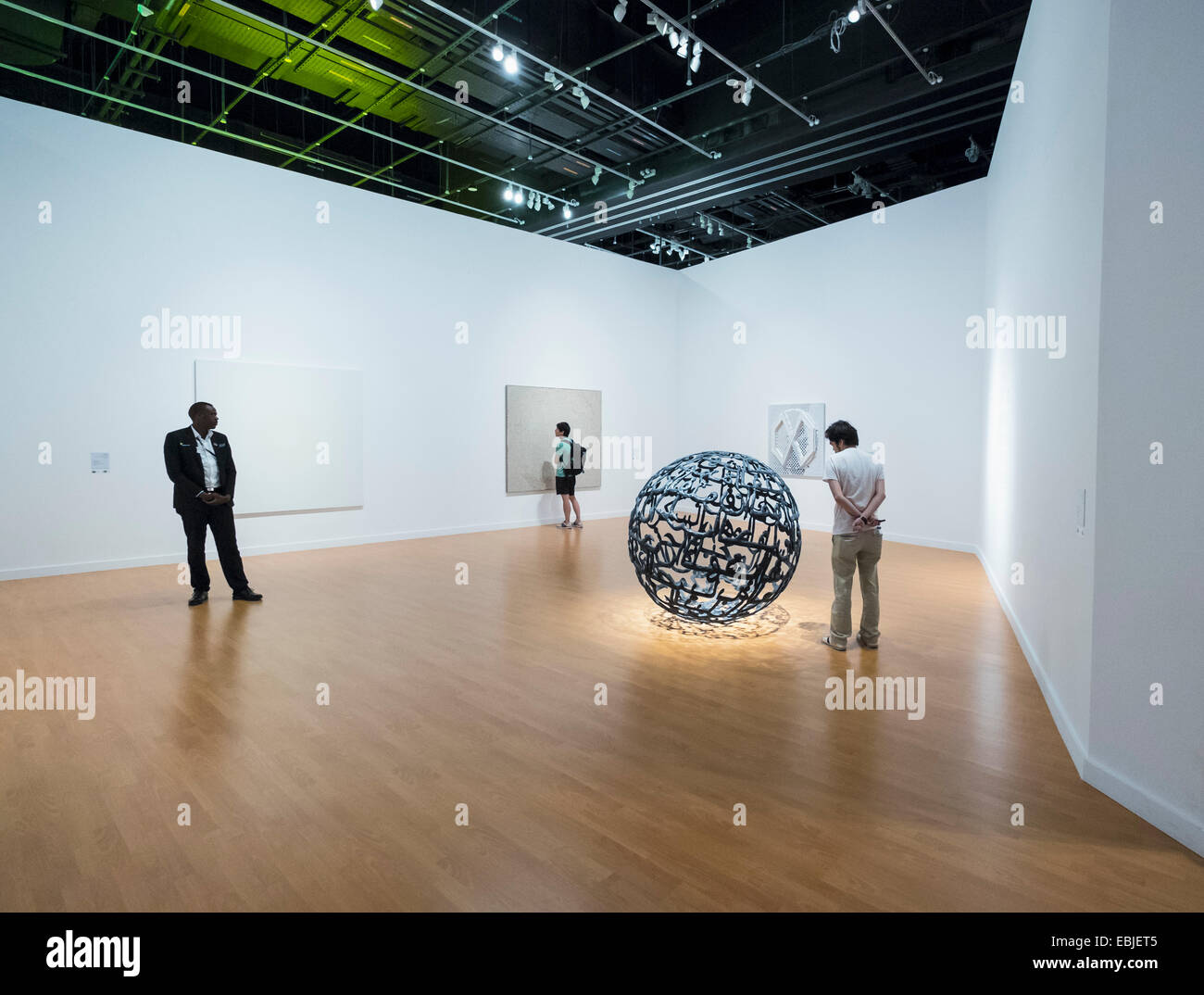 Ausstellung sehen durch Licht mit einer Auswahl aus der Sammlung Guggenheim Abu Dhabi auf dem Display an Manarat Al Saadiyat cultum Stockfoto