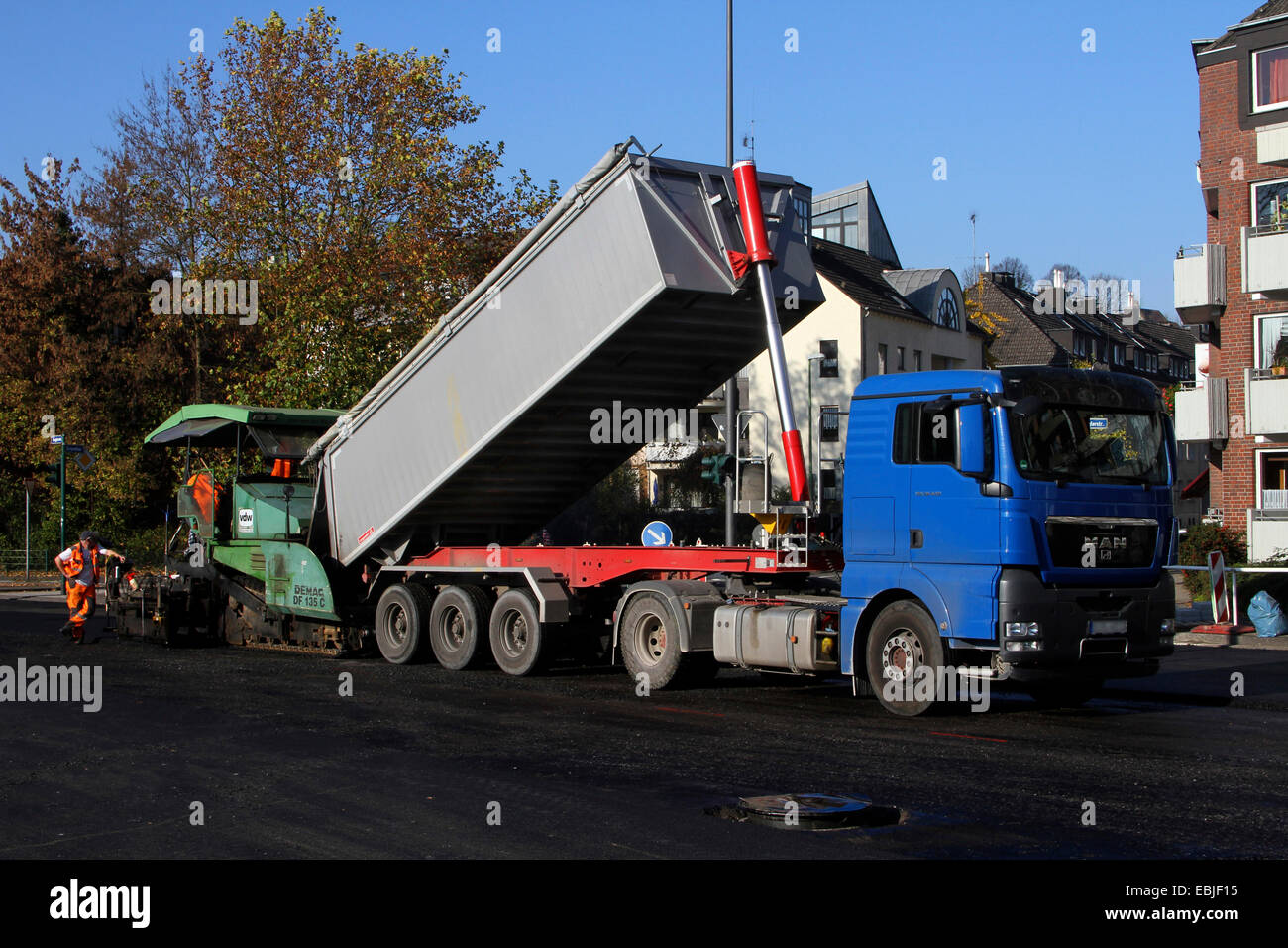 Straßenbau-Maschine für Bituminisation und LKW-Verladung von Material, Essen, Ruhrgebiet, NRW, Deutschland Stockfoto