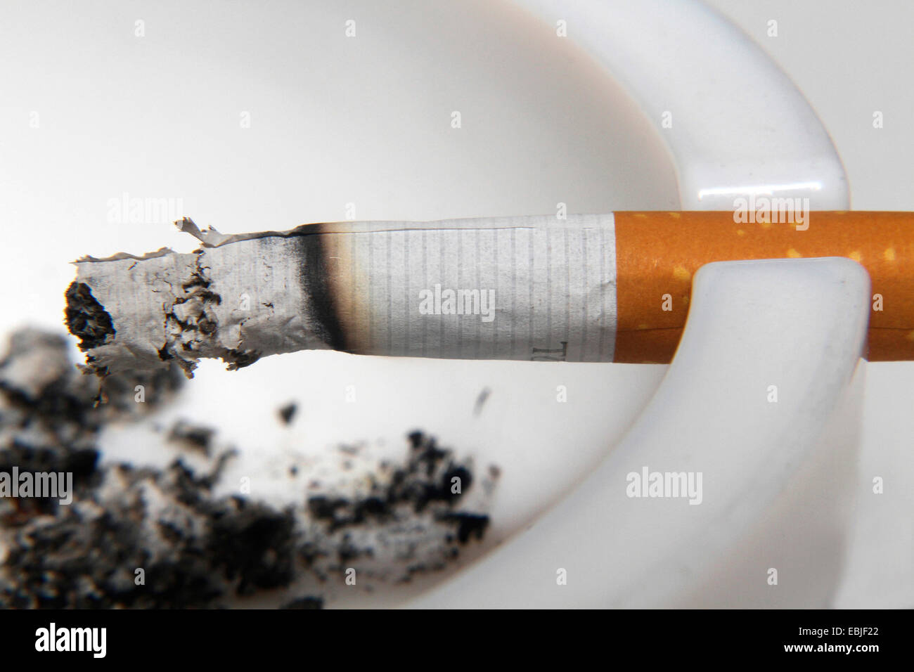 brennende Zigarette in Aschenbecher, Deutschland Stockfoto