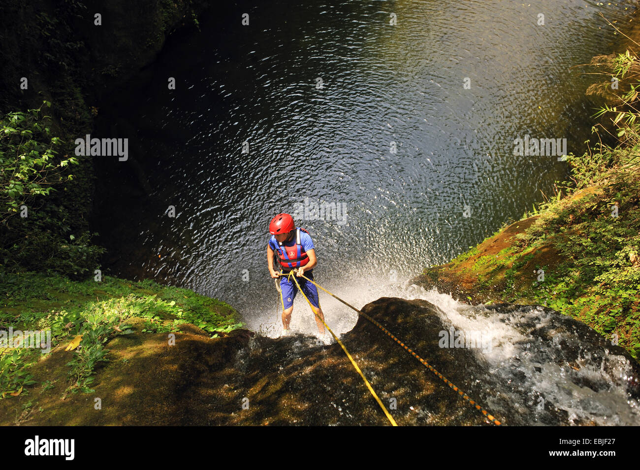 junge Frau Abseilen beim Canyoning zwischen Pokhara und Kathmandu, Nepal Stockfoto