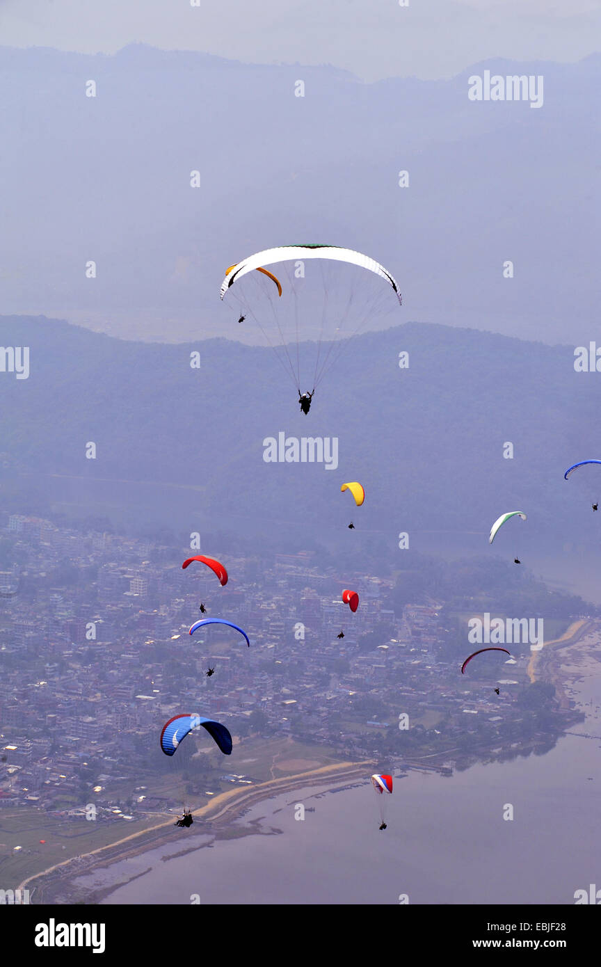 Paraglidiers über Phewa See, Nepal, Pokhara Stockfoto