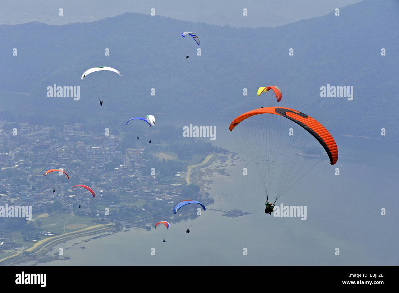 Paraglidiers über Phewa See, Nepal, Pokhara Stockfoto