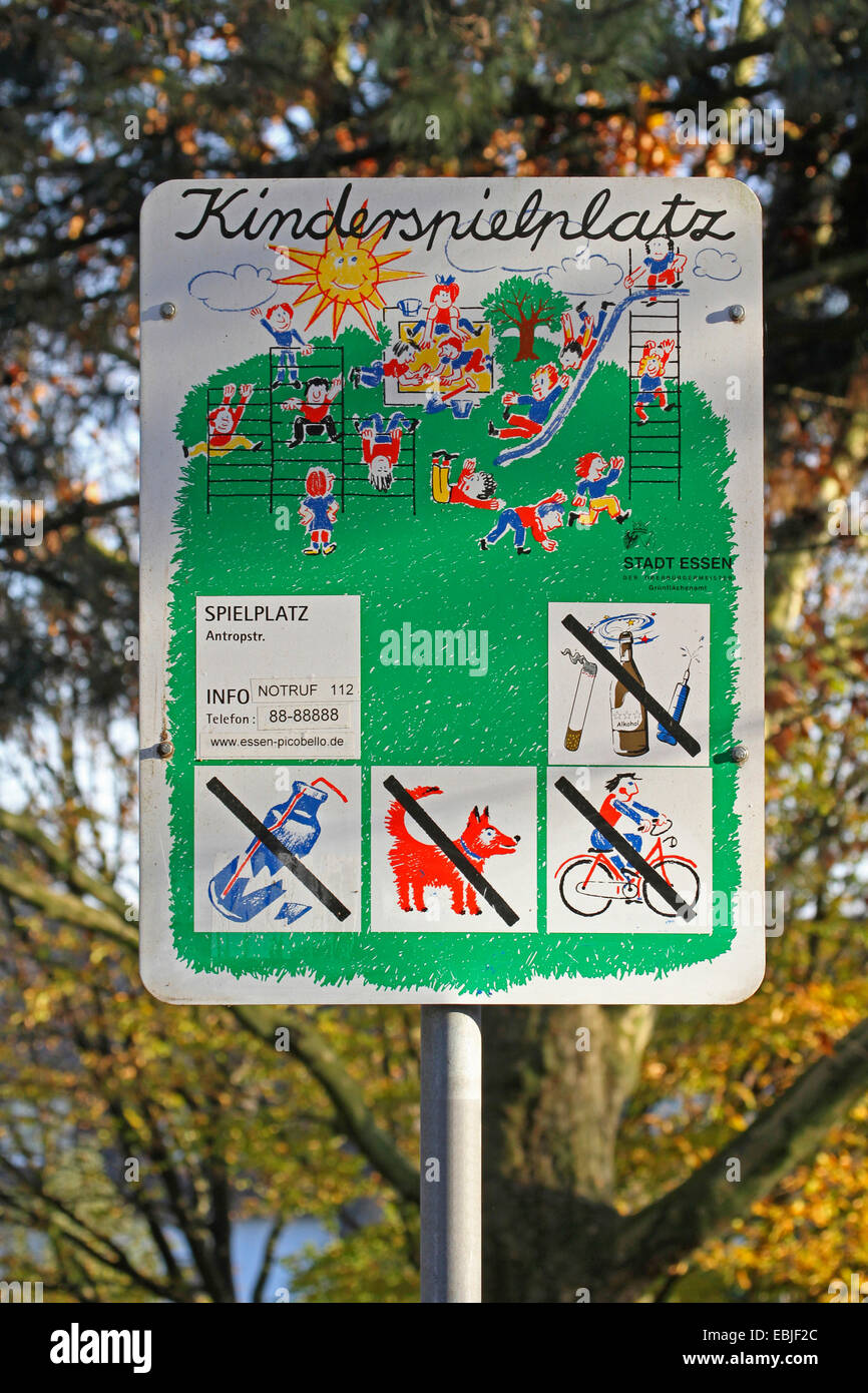 Hinweisschild erklärt die Verhaltensregeln auf einem Spielplatz, Essen, Ruhrgebiet, NRW, Deutschland Stockfoto
