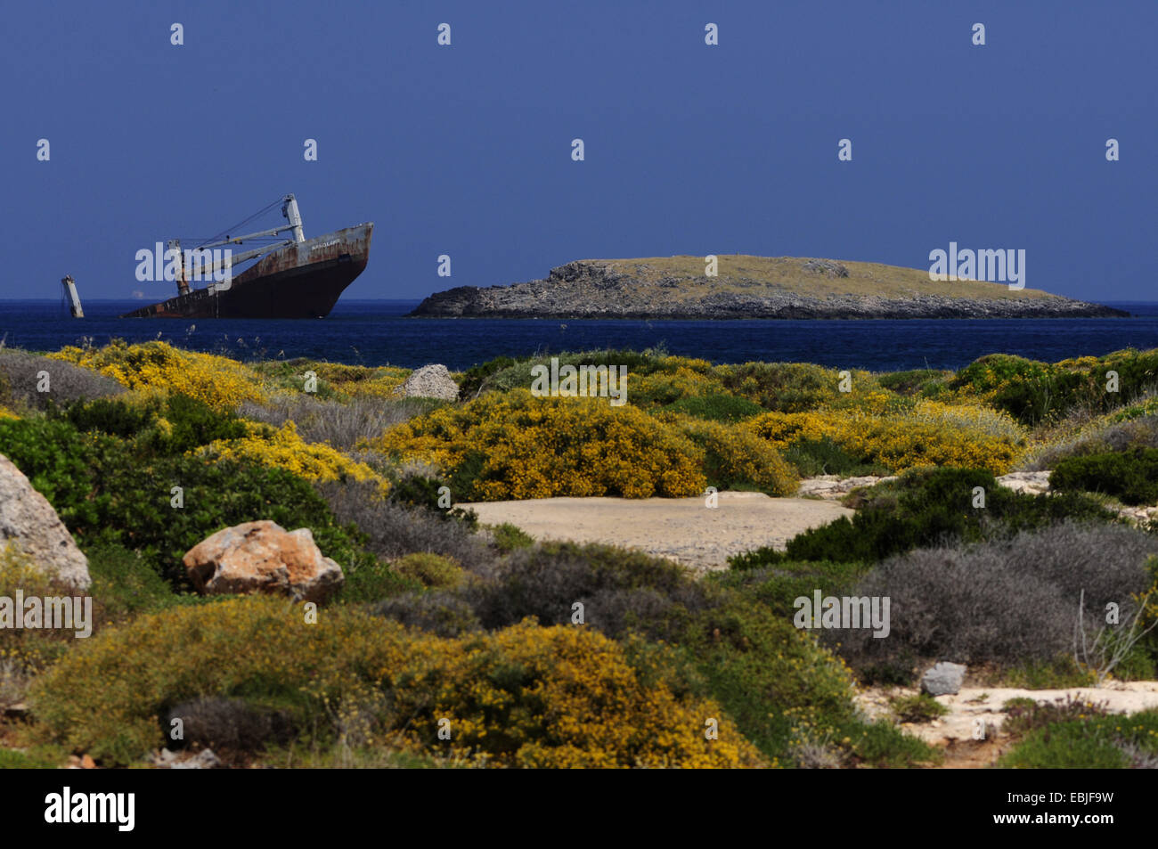 gestrandetes Schiff vor der Insel Kythira, Griechenland, Kythira Stockfoto
