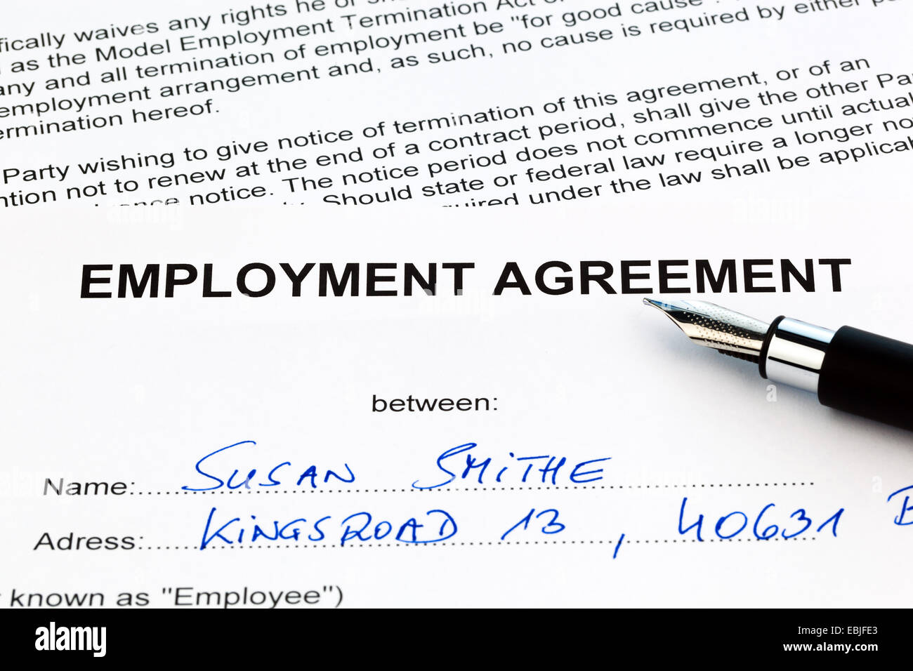 Arbeitsvertrag eines Arbeitnehmers mit dem Arbeitgeber in englischer Sprache ausgefüllt werden Stockfoto