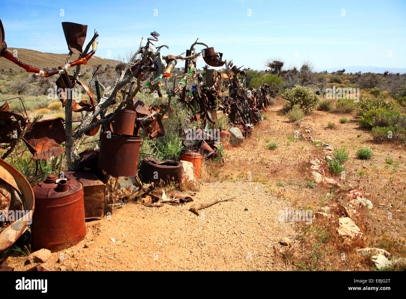 Weide Zaun hing mit Schrott, USA, Arizona, Chlorid Stockfoto