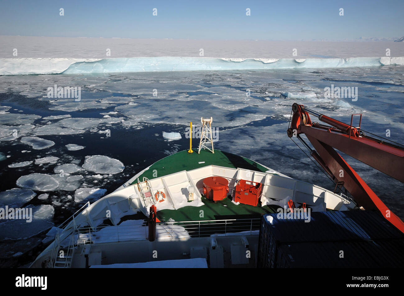 Panoramablick über den Bug eines Forschungsschiffes am Rande der aufgelöste Iceshelf im Bereich 'Larsen A', Antarktis Stockfoto