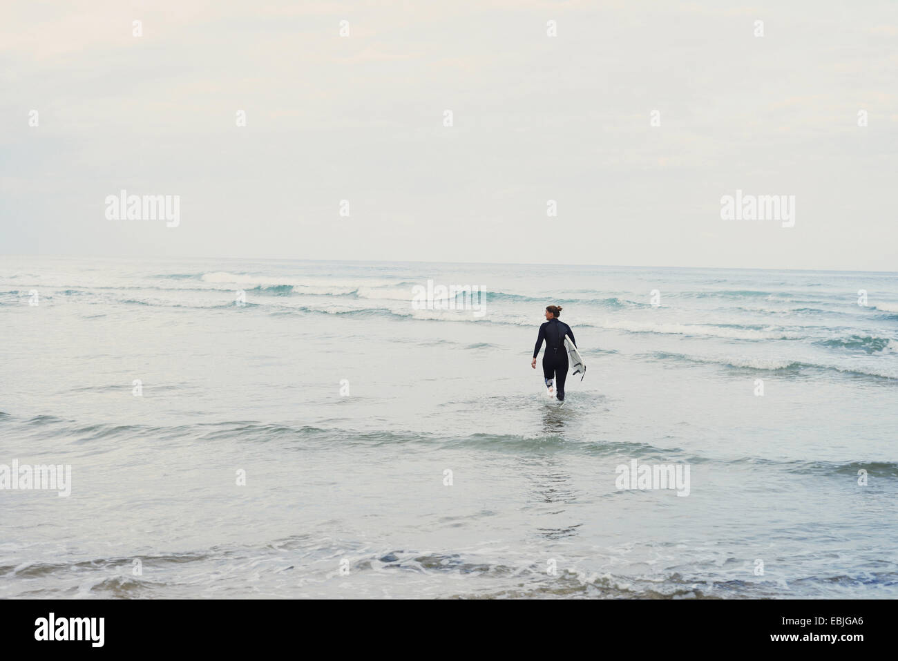 Surfer mit Surfbrett zu Fuß ins Meer, Lacanau, Frankreich Stockfoto