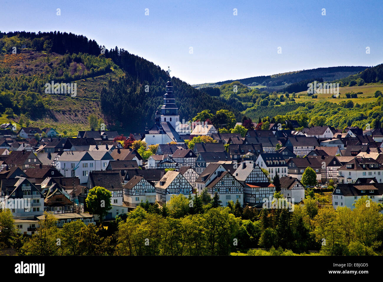 Panoramablick auf das Städtchen im Rothaargebirge, Deutschland, Nordrhein-Westfalen, Sauerland, Hallenberg Stockfoto