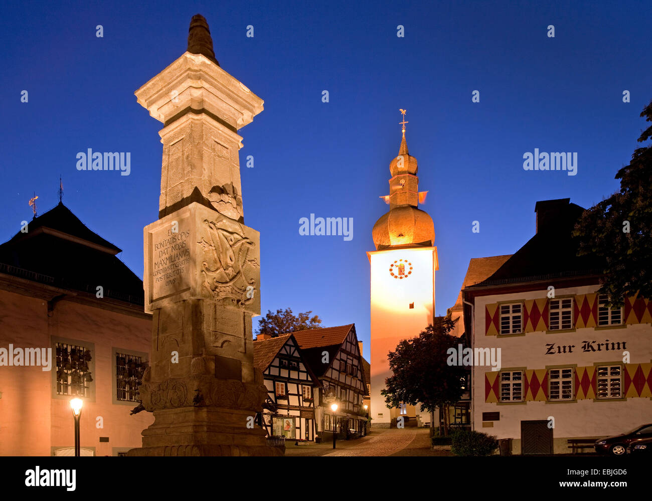 Maximilianbrunnen an den alten Markt mit dem Rathaus und der Glockenturm in der Abenddämmerung, Arnsberg, Sauerland, Nordrhein-Westfalen, Deutschland Stockfoto