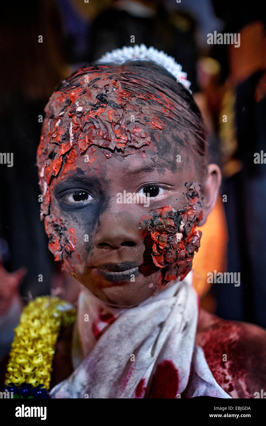 Halloween Kind. Extreme Gesicht machen eines Zombies Kind Stockfoto
