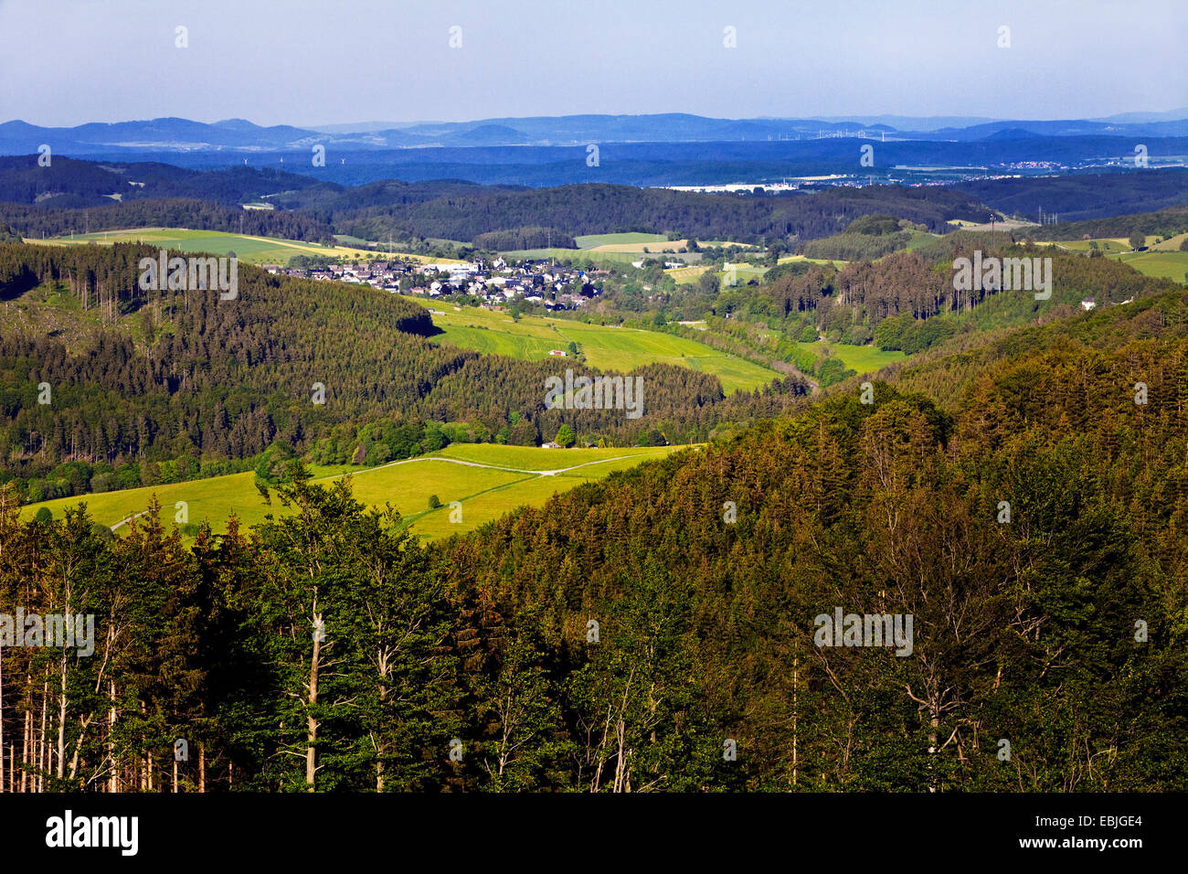 Panoramablick von der Ettlesberg am Ortsteil Usseln, Deutschland, Hessen, Sauerland, Willingen Stockfoto
