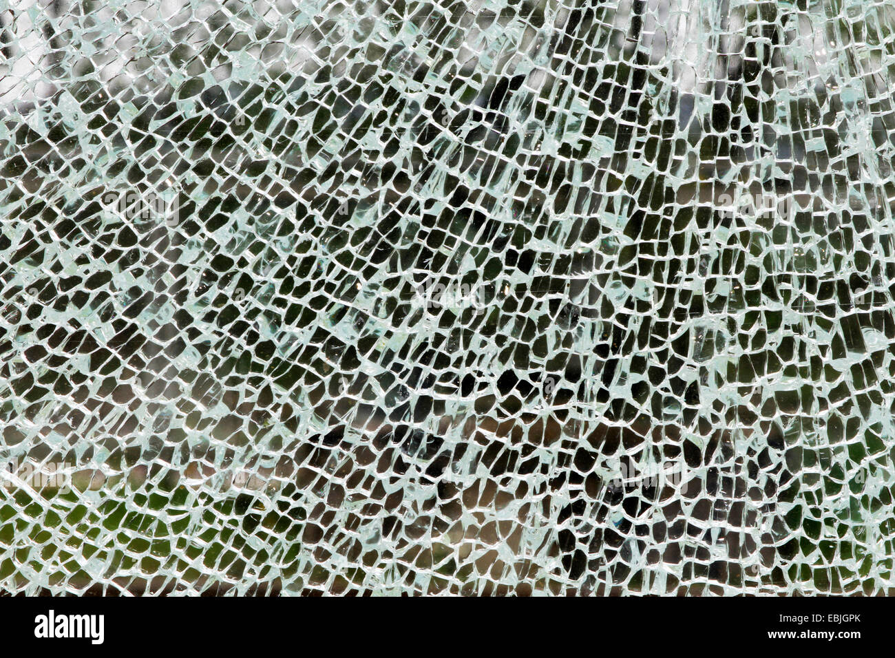 Sicherheitsglas brach nach einem kraftvollen Auswirkungen, Ruhrgebiet, Essen Stockfoto