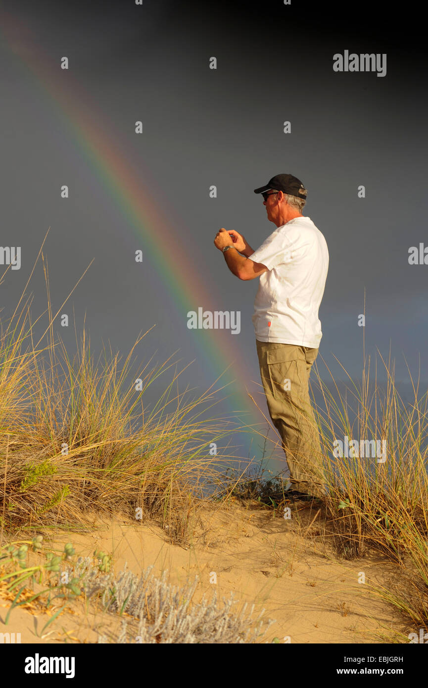 Mann, der in den Dünen den Regenbogen malte Messinien, Messinia, Griechenland, Peloponnes, Natura 2000 Stockfoto