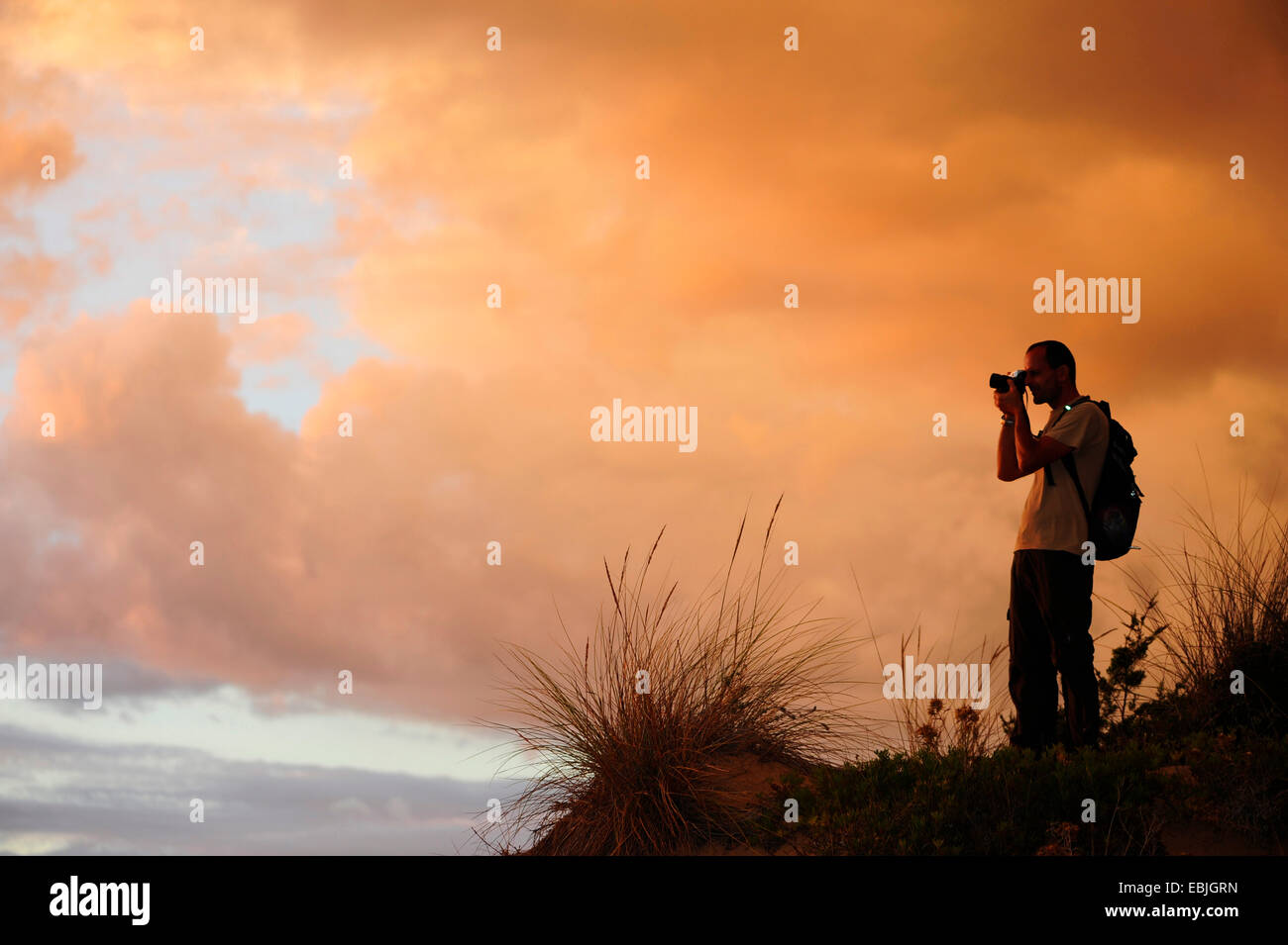 Silhouette der Naturfotograf in den Dünen in das Abendrot, Griechenland, Peloponnes, Messenien Stockfoto