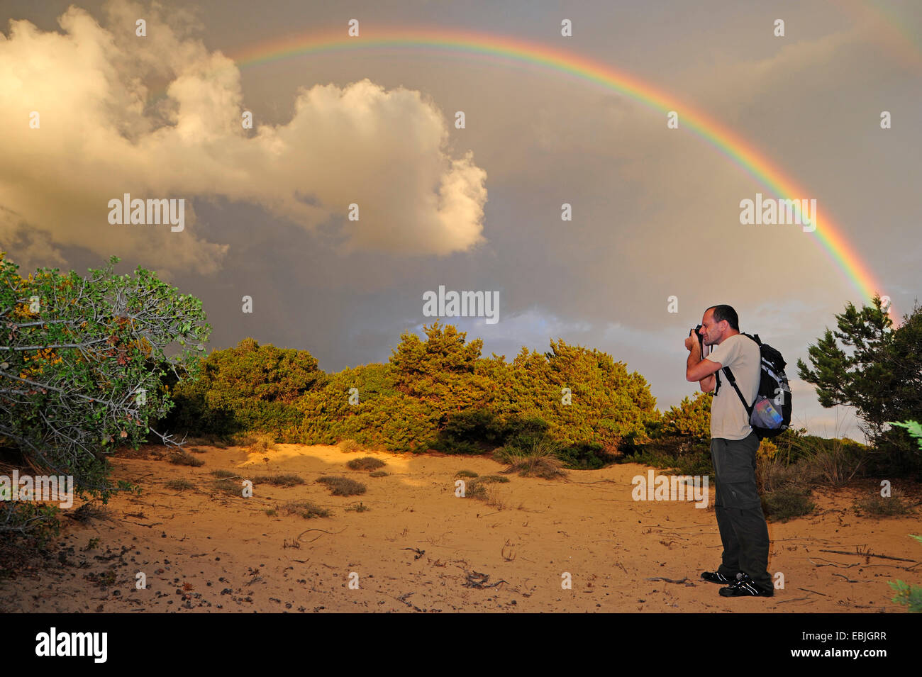 Naturfotograf unter einem Regenbogen über die Dünen auf dem West Peloponnes, Griechenland, Peloponnes, Messenien Stockfoto