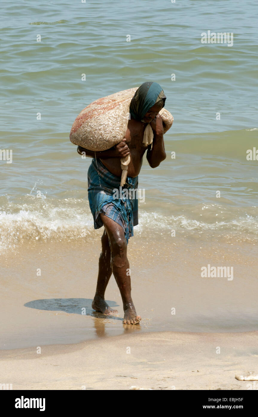 Fisher, tragen ein Säckchen mit gefangenen Fisch, Sri Lanka, Negombo Stockfoto