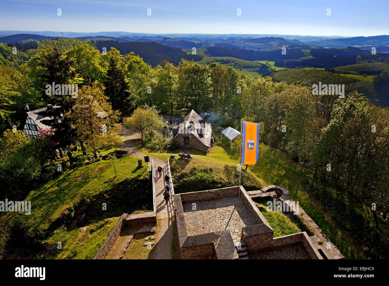 Panoramablick vom Burgturm der Ginsburg, hoch über dem Stadtteil Grund, Deutschland, NRW, Siegerland, Hilchenbach Stockfoto