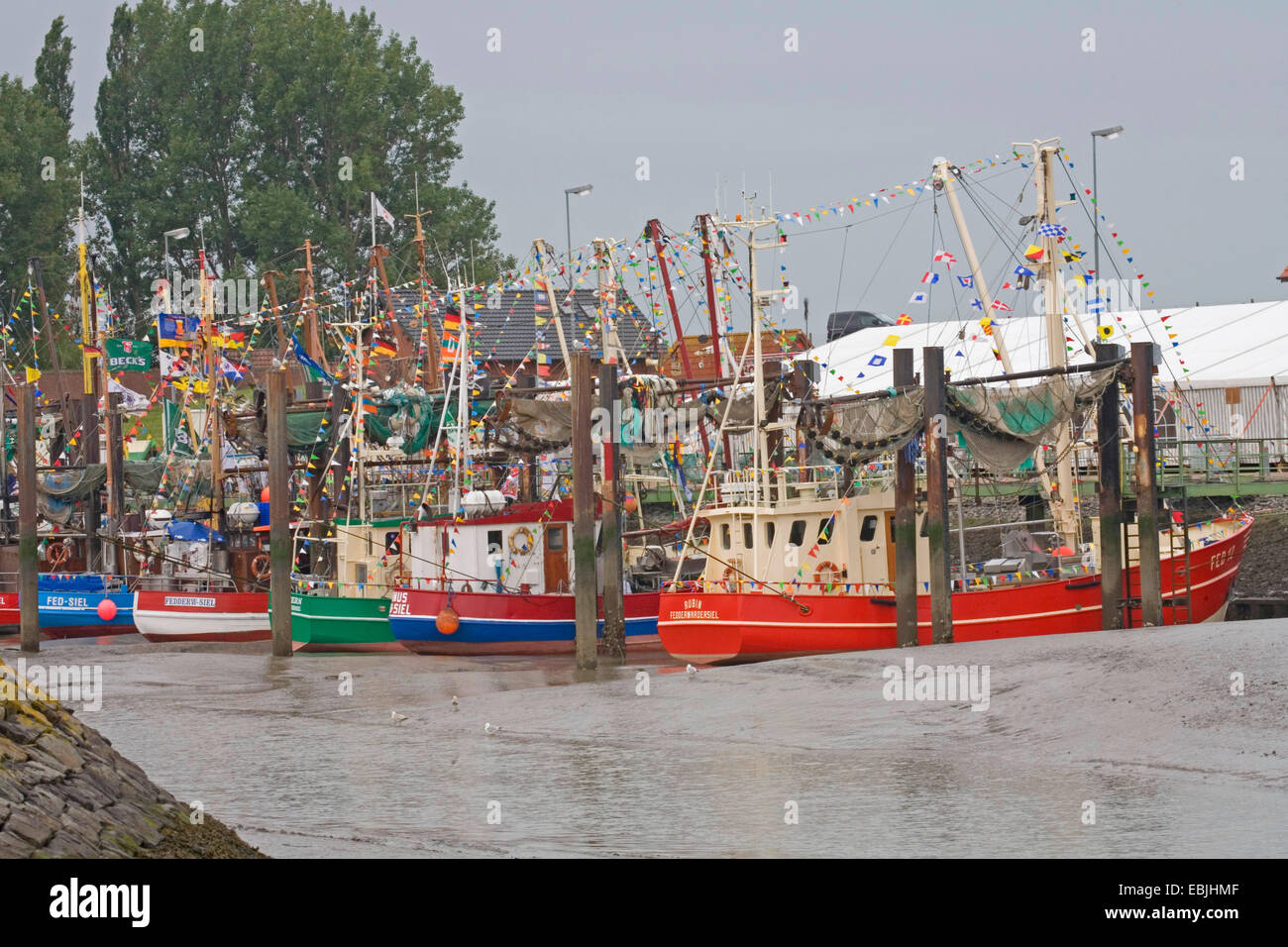 Fräser mit bunten Wimpeln im Hafen, Kutter-Regatta, Deutschland, Niedersachsen, Fedderwardersiel Stockfoto