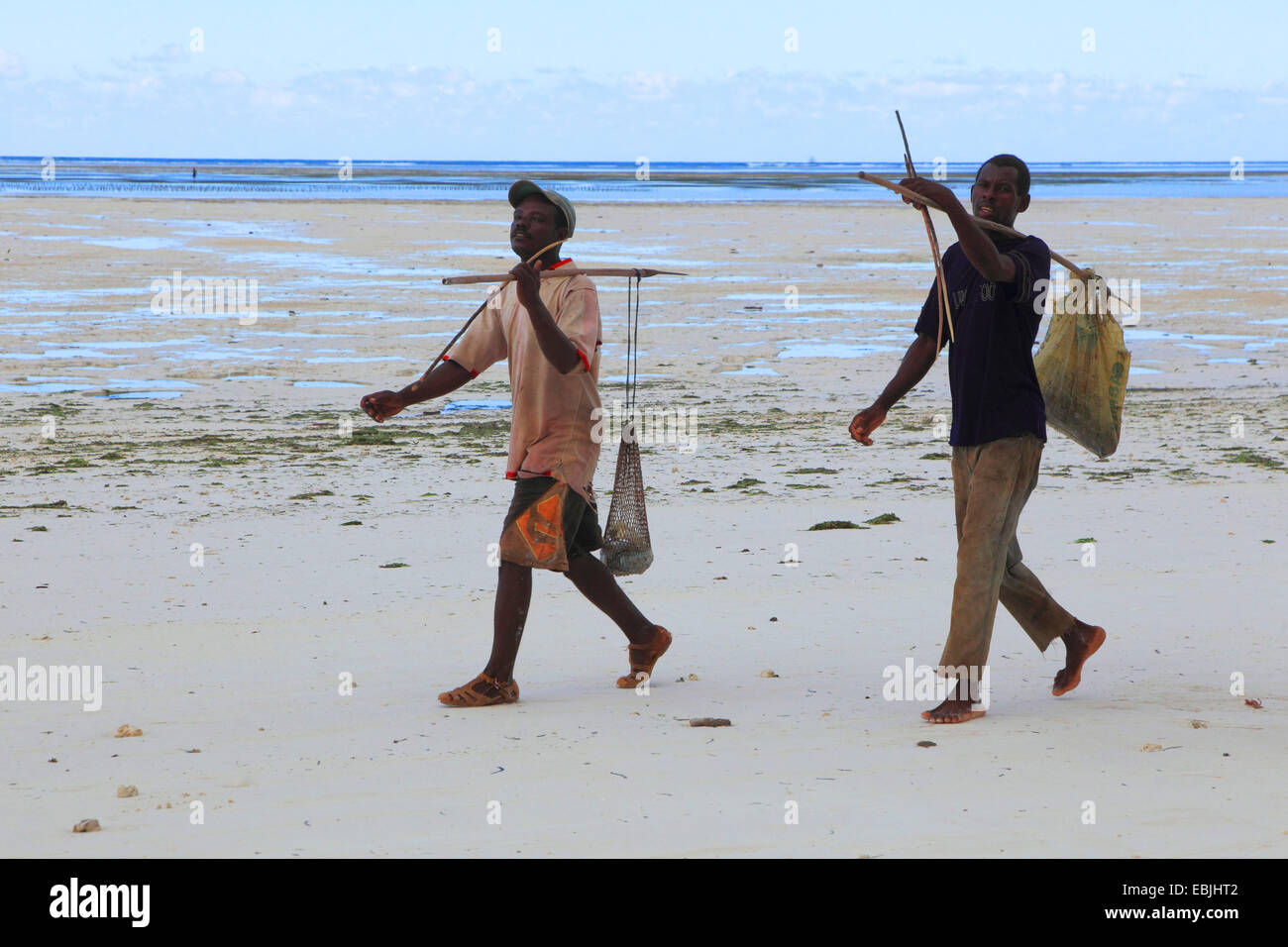 zwei Männer zu Fuß am Sandstrand, Tansania, Sansibar Stockfoto