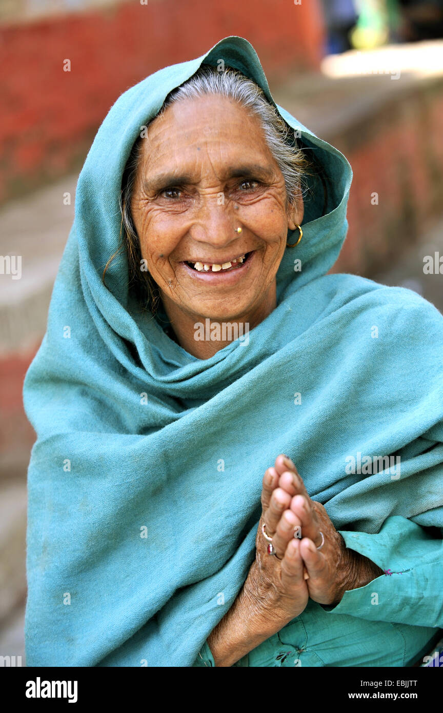 alte Frau lächelnd mit gefalteten Händen, Nepal, Kathmandu Stockfoto