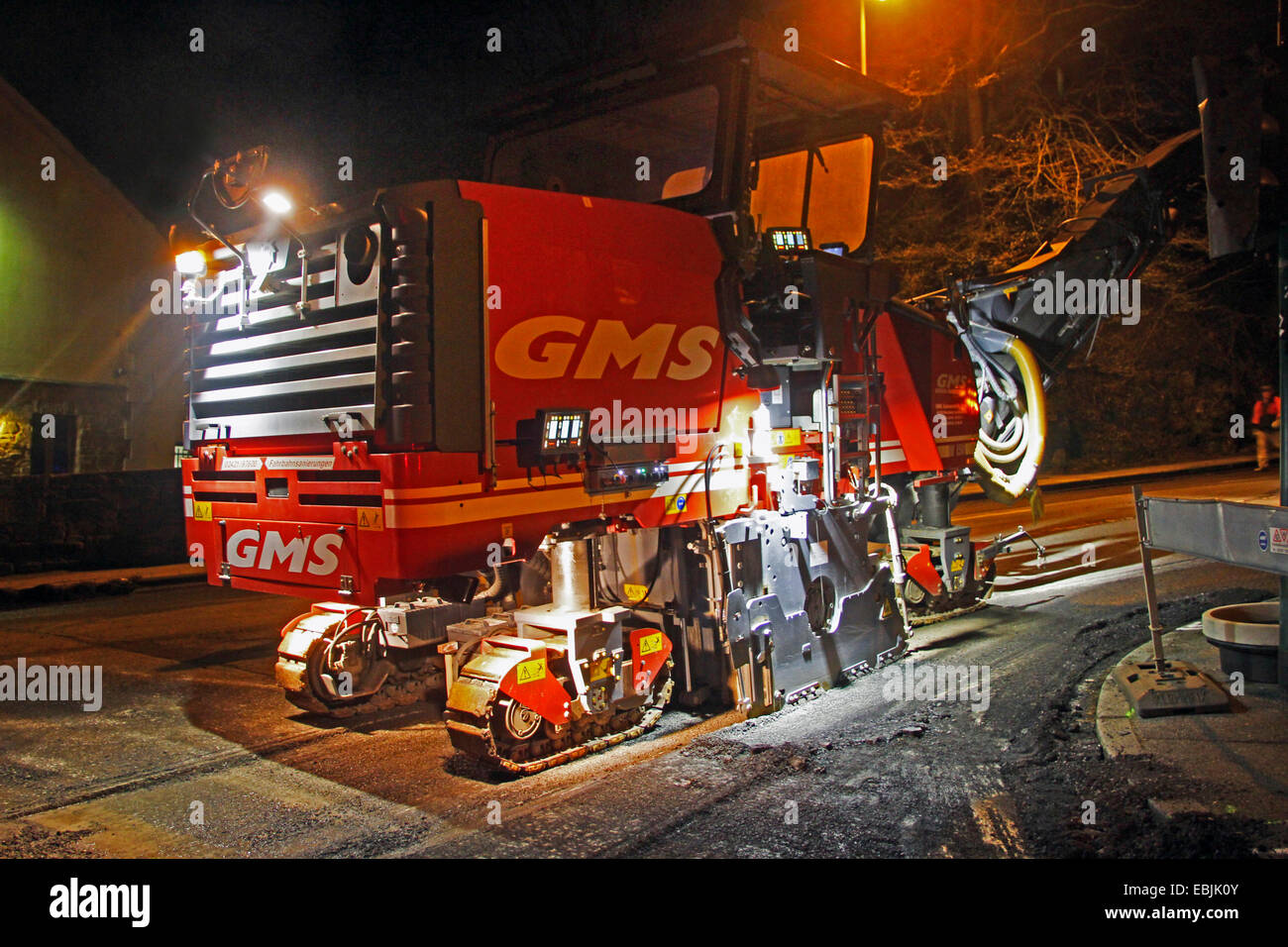 die alte Fahrbahn ist bei einer nächtlichen Straße Baustelle, Deutschland, NRW, Ruhrgebiet, Essen abgeschrägt. Stockfoto