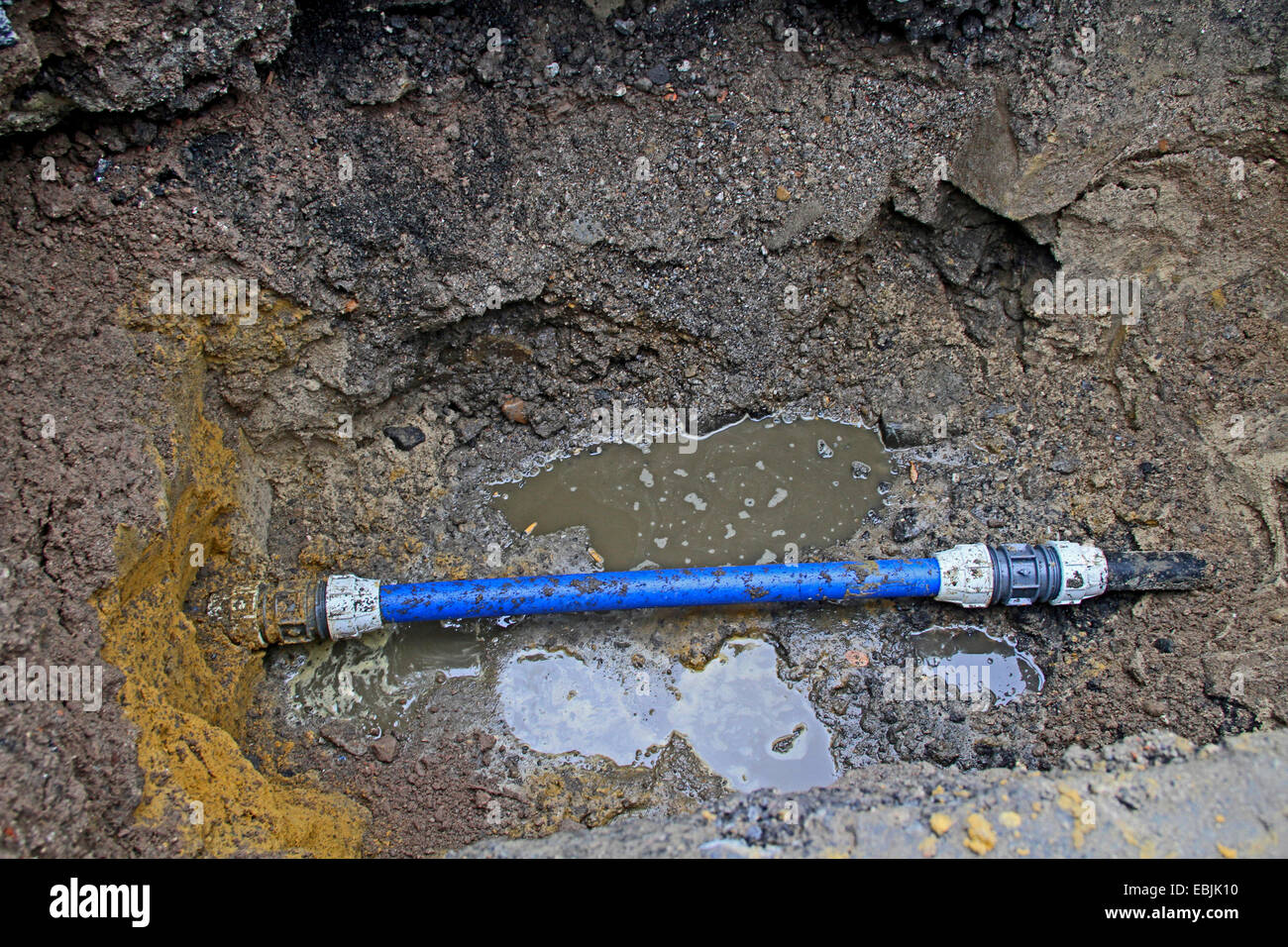 reparierte Wasserleitung in das Loch der einen Straße Baustelle nach einer Burst-Main, Deutschland, NRW, Ruhrgebiet, Essen Stockfoto