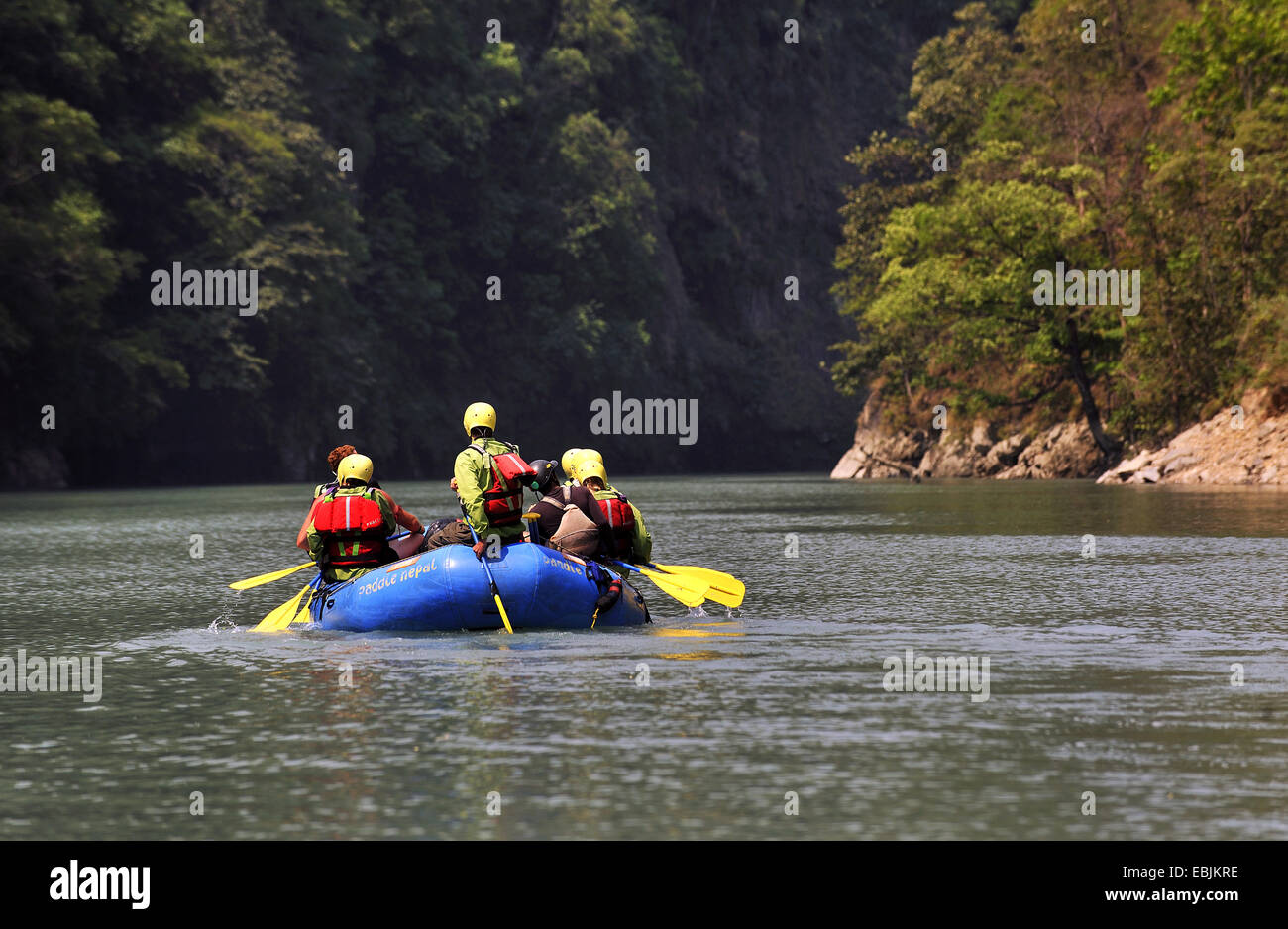 Rafting auf dem ruhigen letzten Abschnitt der Gandaki Fluss, Nepal Stockfoto