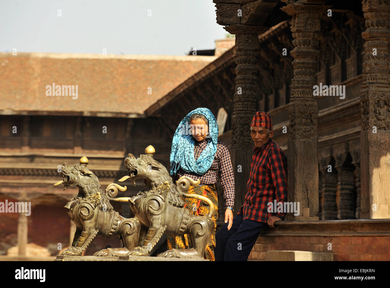Besucher des königlichen Palastes in Bhaktapur Durbar Square, Nepal, Bhaktapur Stockfoto