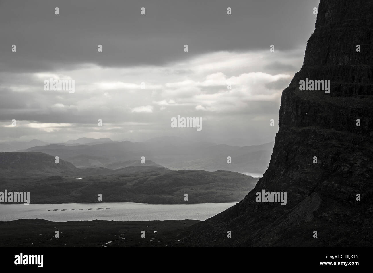 Schottische Steilklippe und Landschaft im Nebel, Wester Ross Region, Argyll, Schottland, Vereinigtes Königreich Stockfoto