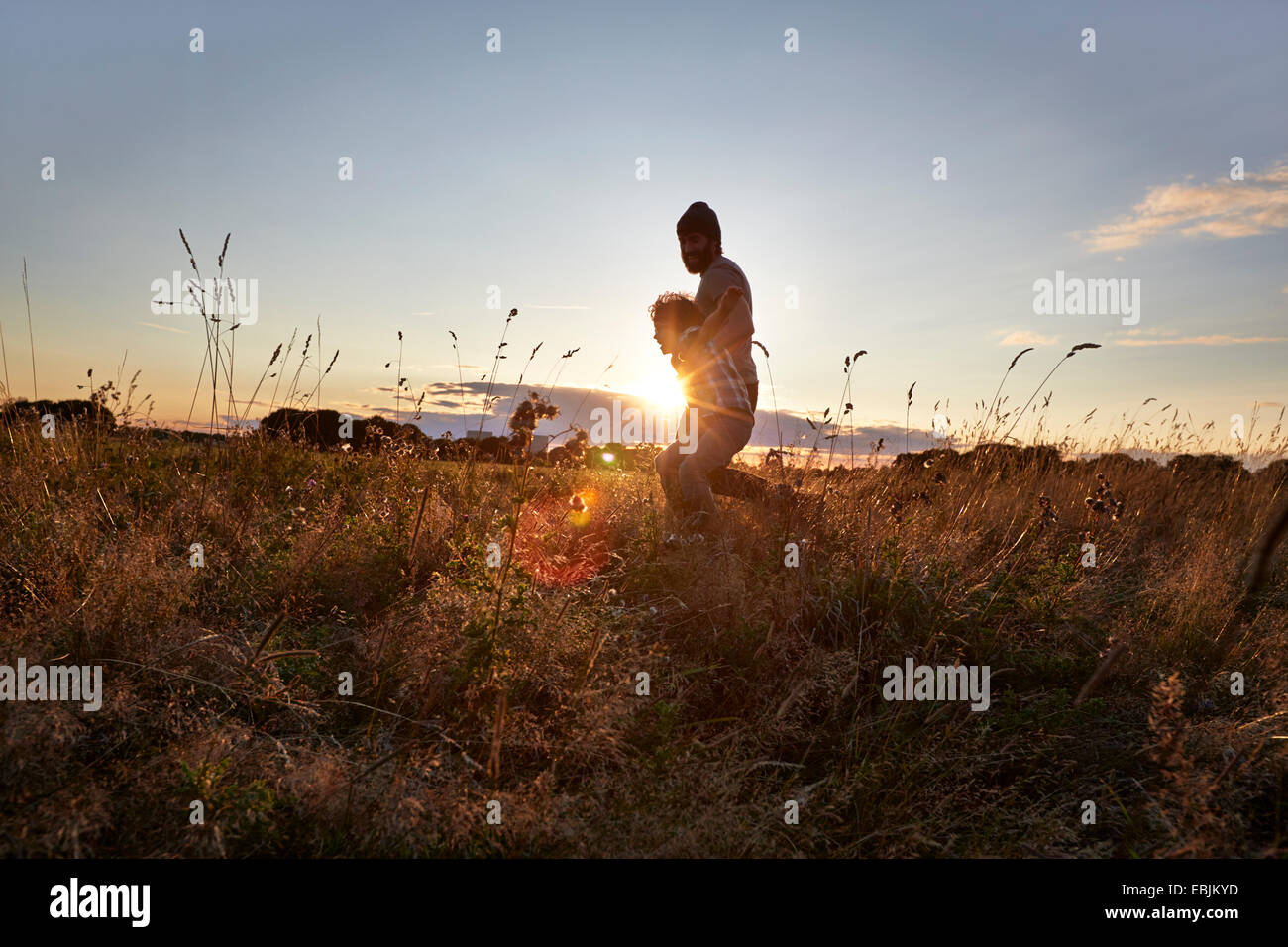 Vater und Sohn spazieren im park Stockfoto