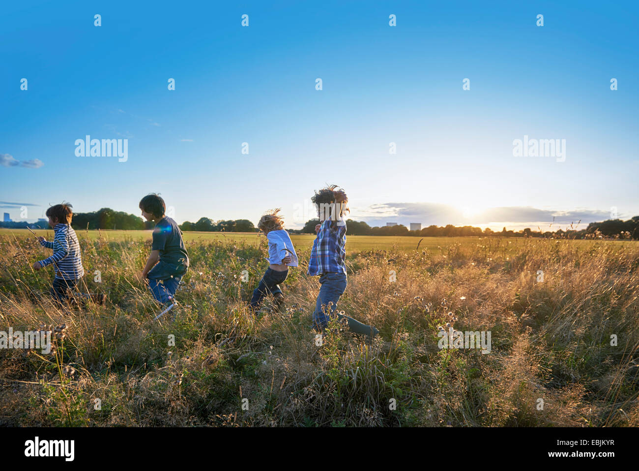 Familie beim Spaziergang im park Stockfoto