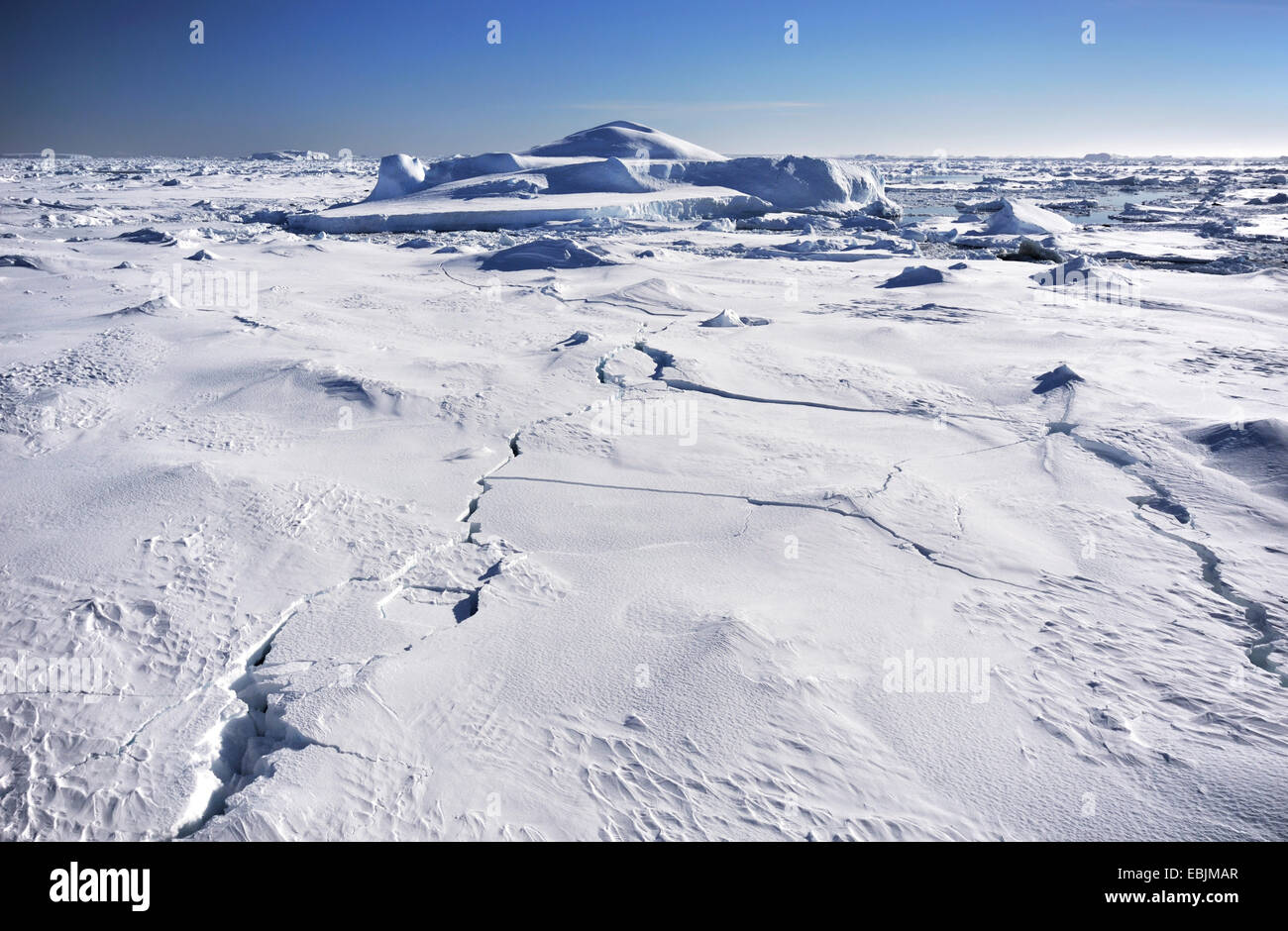 Antarktischen Eisberges Feld mit blauem Himmel, Antarktis Stockfoto