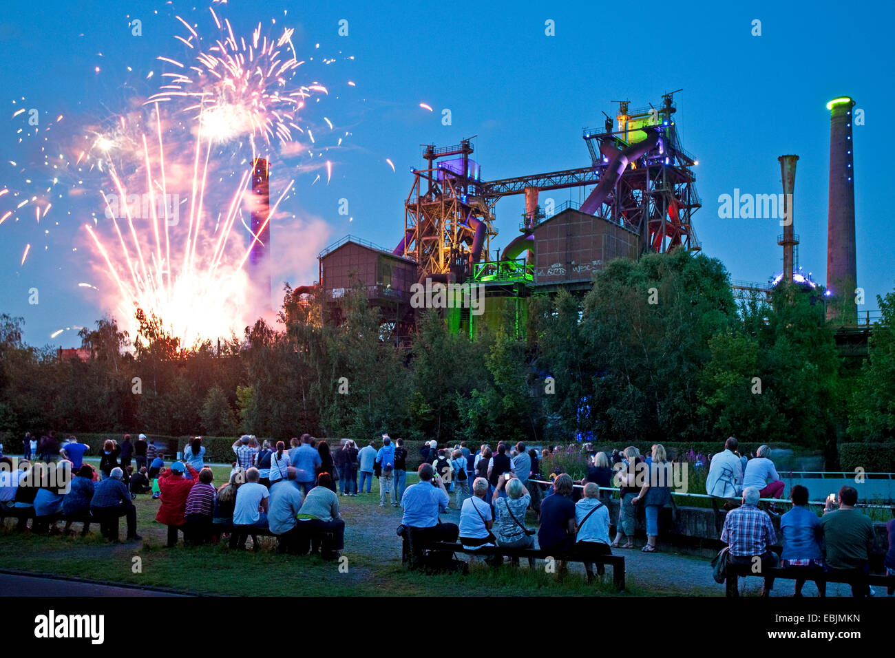 Feuerwerk während der Veranstaltung Extraschicht in beleuchteten Landschaftspark Duisburg Nord, Deutschland, Nordrhein-Westfalen, Ruhrgebiet, Duisburg Stockfoto