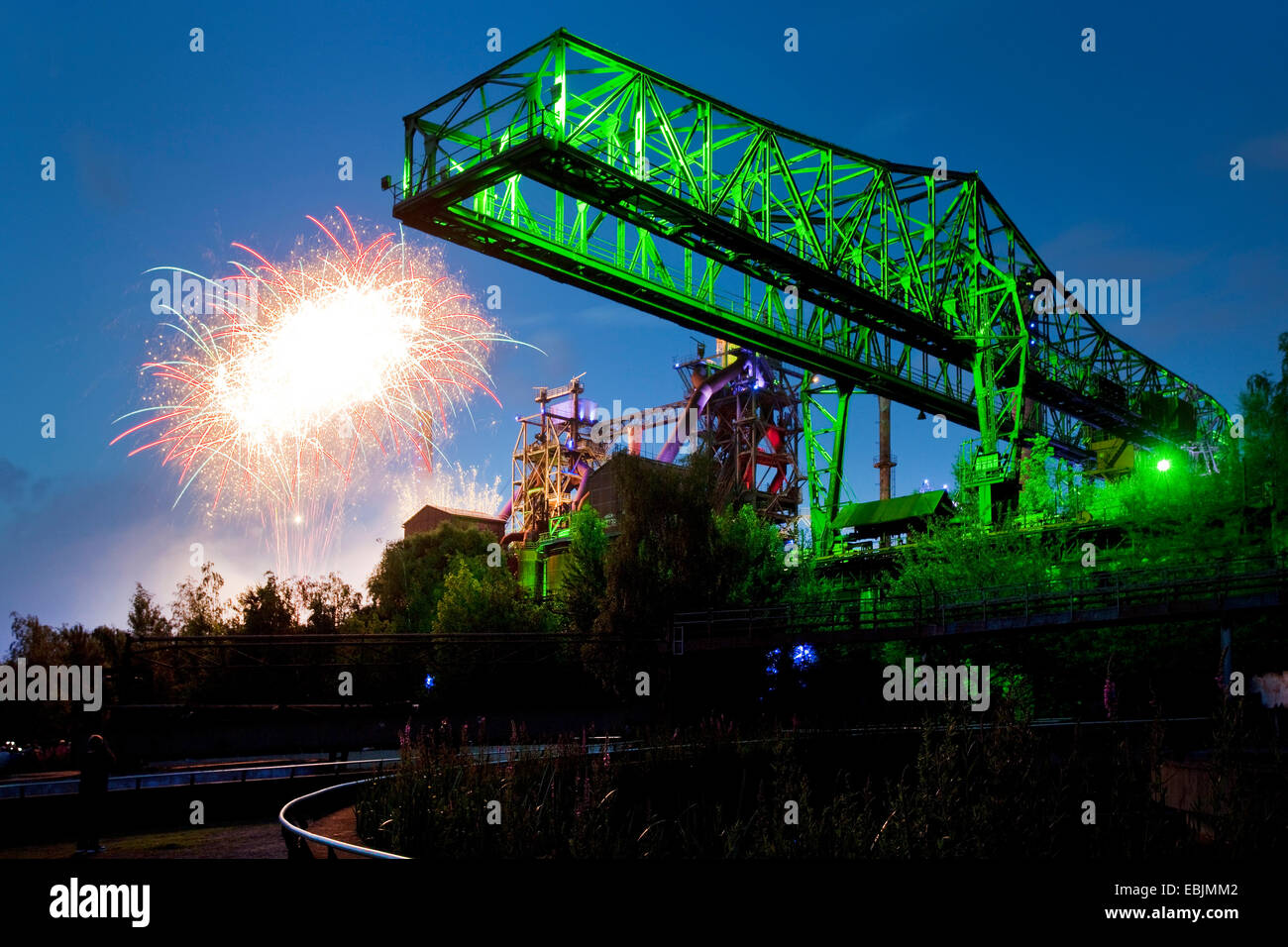 Feuerwerk während der Veranstaltung Extraschicht in beleuchteten Landschaftspark Duisburg Nord, Deutschland, Nordrhein-Westfalen, Ruhrgebiet, Duisburg Stockfoto