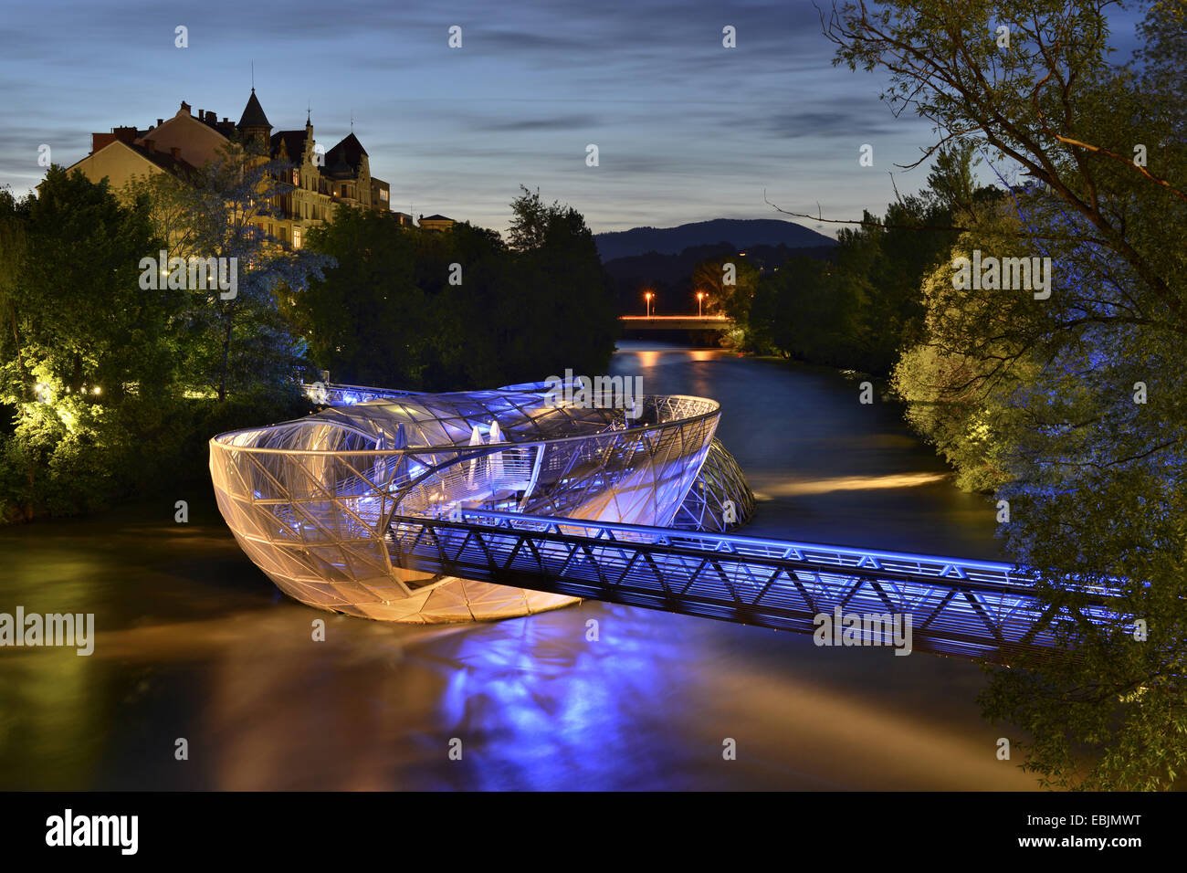 Murinsel in der nächtlichen Beleuchtung, Österreich, Steiermark, Graz Stockfoto