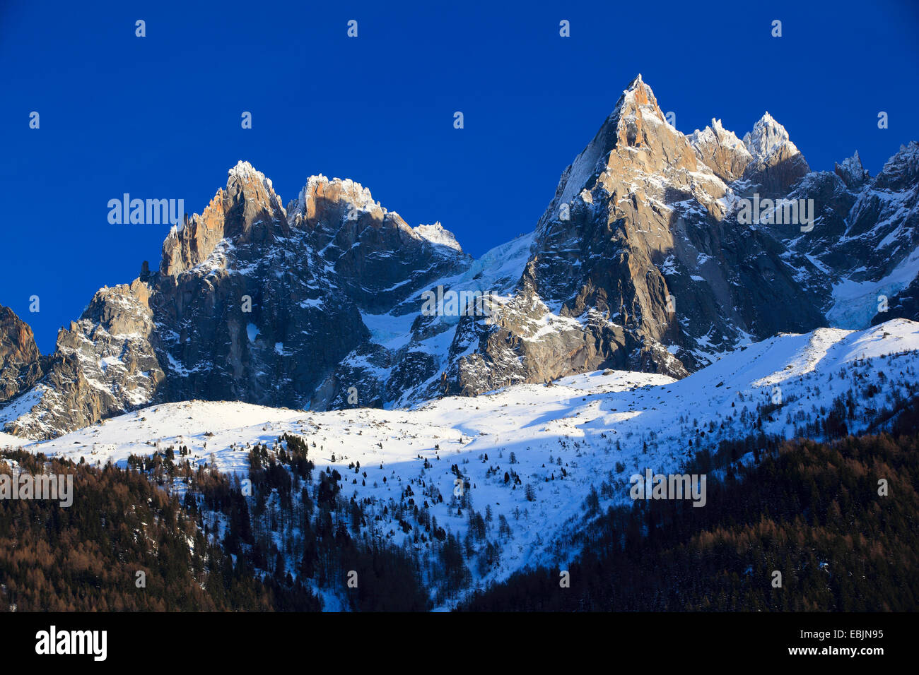 Berggipfel schneebedeckt Aiguilles de Chamonix vor einem strahlend blauen Himmel, Frankreich, Haute-Savoie Stockfoto