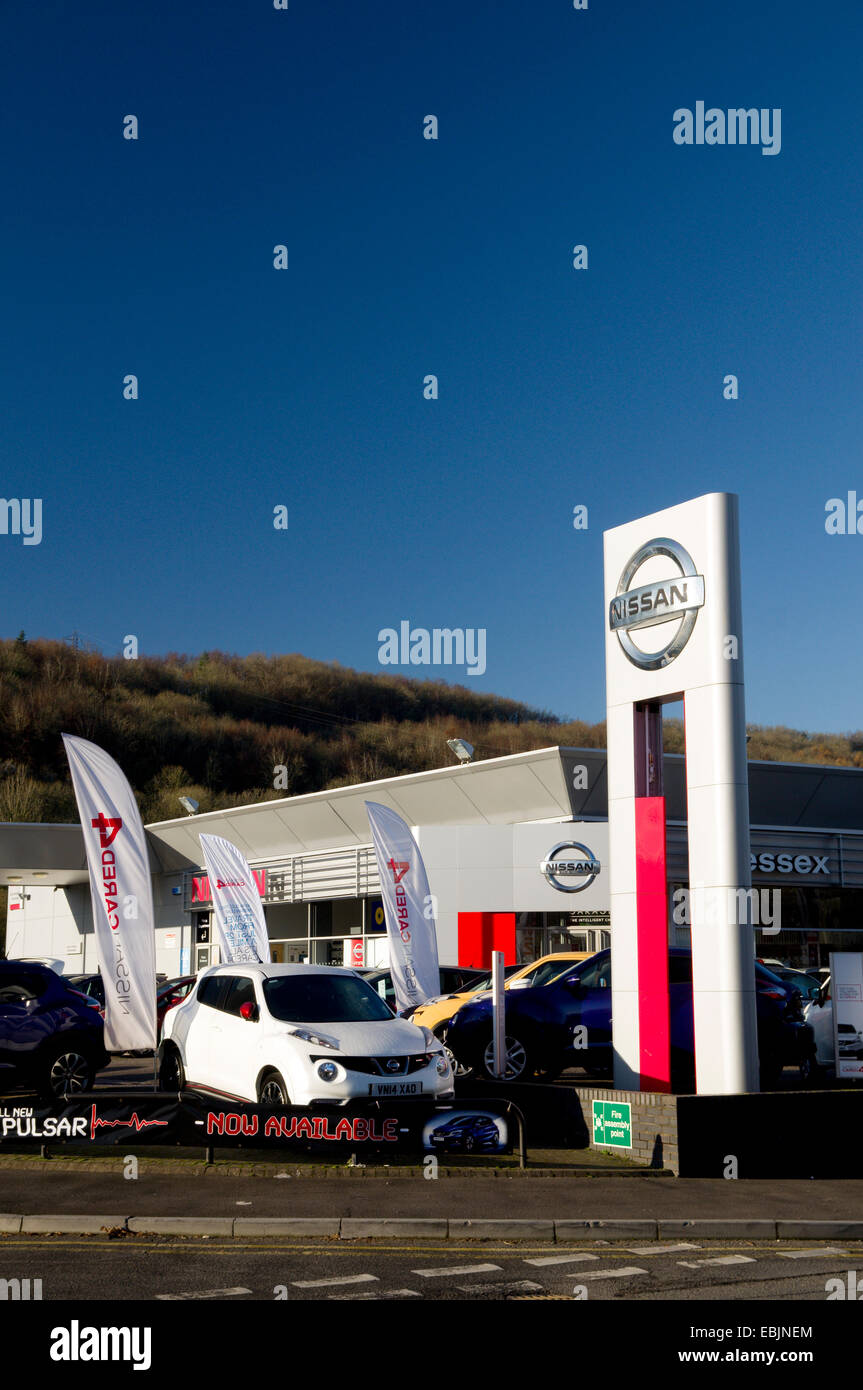 Melden Sie sich außerhalb von Nissan Auto Autohaus, Cardiff, Wales. Stockfoto