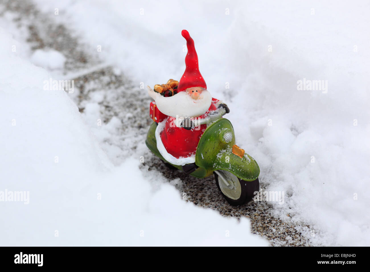 Weihnachtsmann auf Motorrad, Keramik Figur im Schnee, Schweiz  Stockfotografie - Alamy