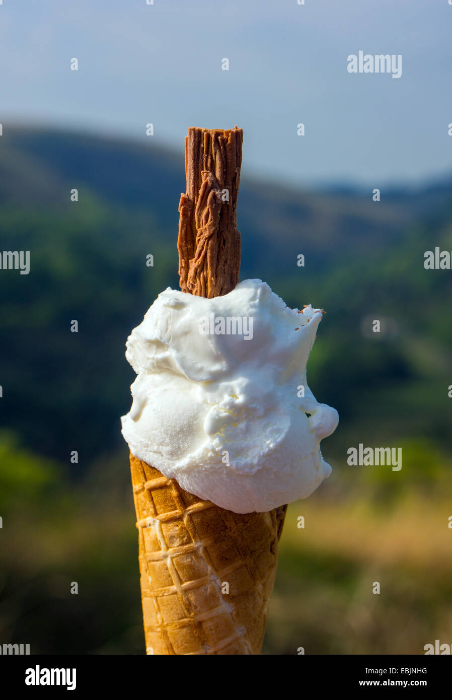 '99' Eis Eis mit Schokolade Flake, vor grünen Landschaft, Sommer Stockfoto