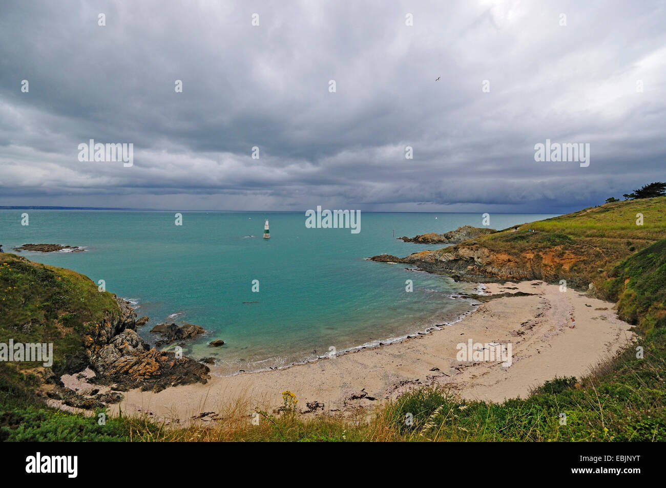 dunkle Regenwolken über die Bucht, Frankreich, Bretagne, Anse du Pisso, Pleneuf-Val-Andre Stockfoto