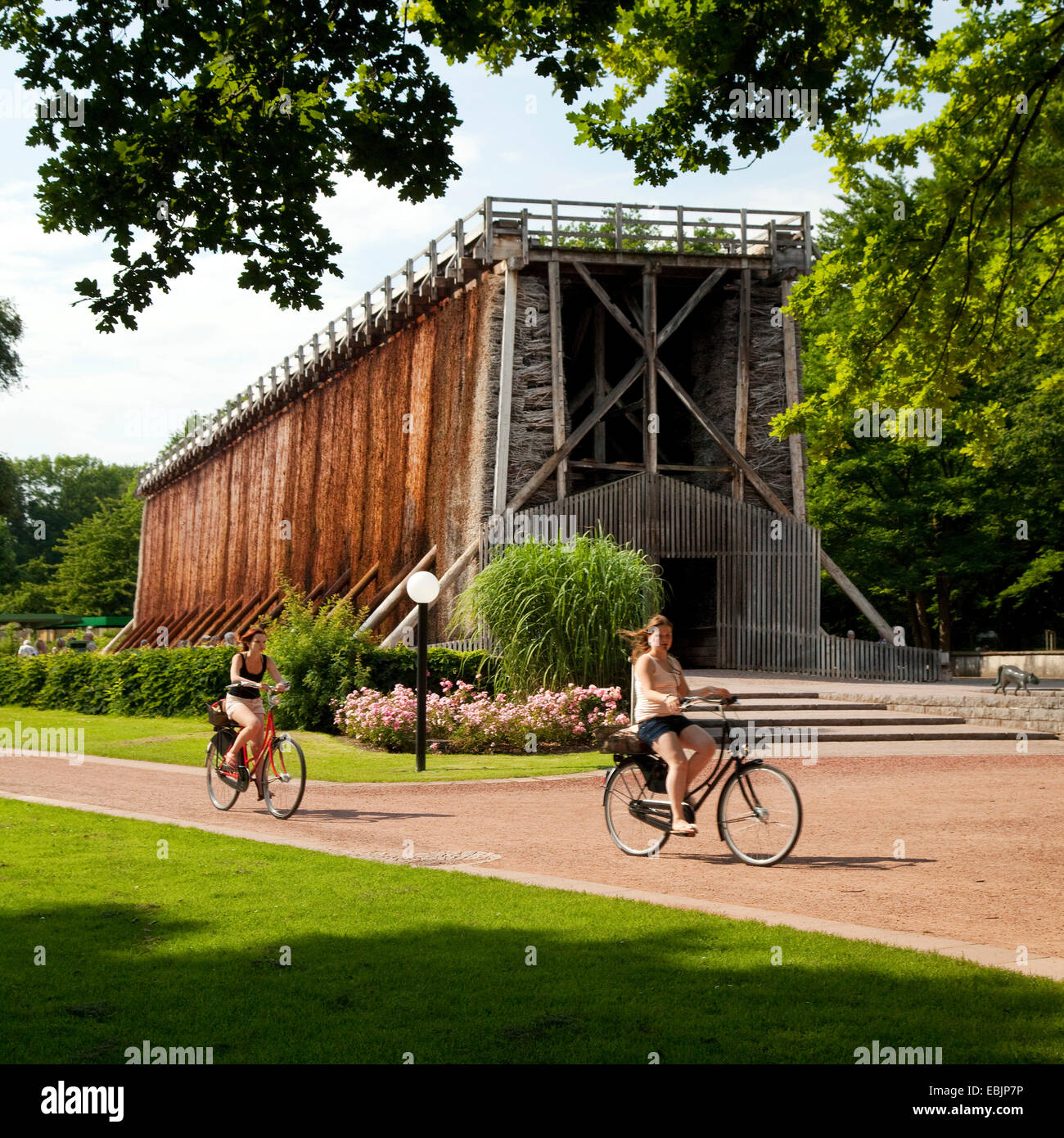 Biker im Kurpark, Deutschland, Nordrhein-Westfalen, Bad Sassendorf Stockfoto