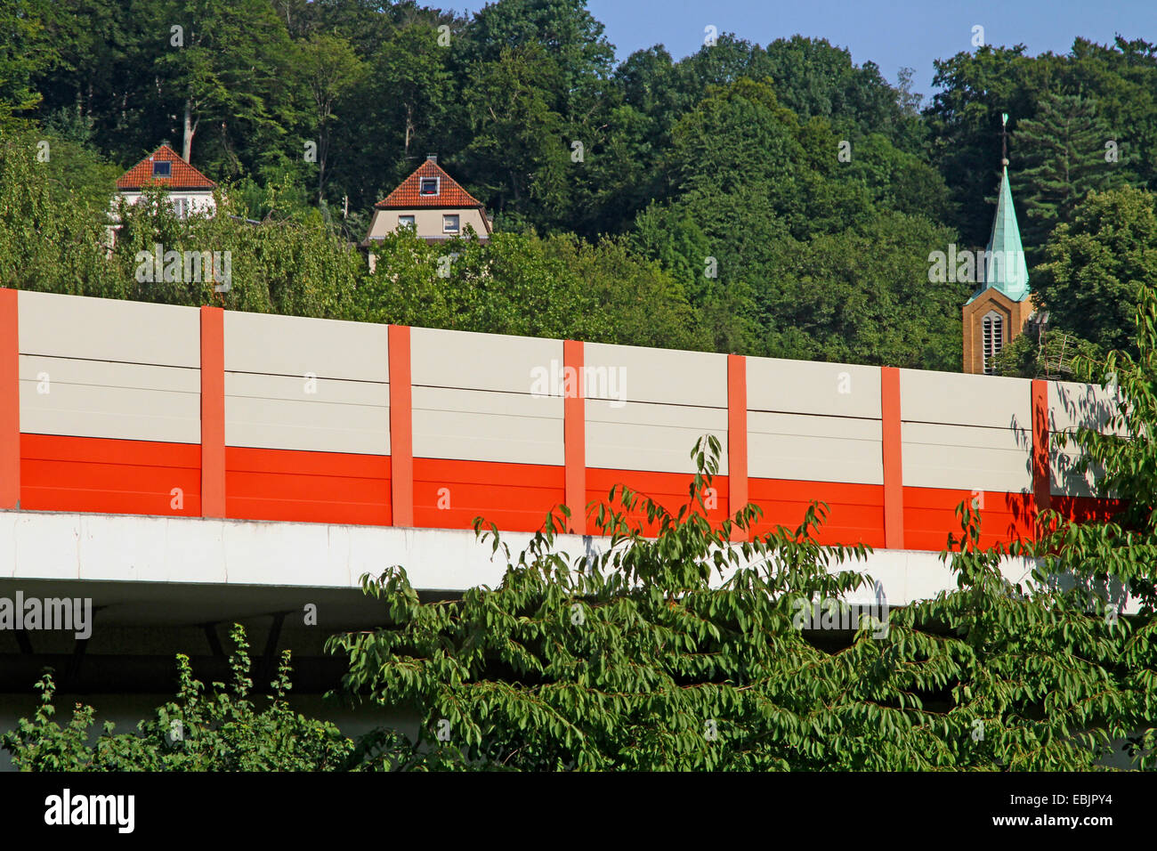 Lärmschutzwand an der Autobahn A44 in Essen-Kupferdreh, Deutschland, Nordrhein Westfalen, Ruhrgebiet, Essen Stockfoto