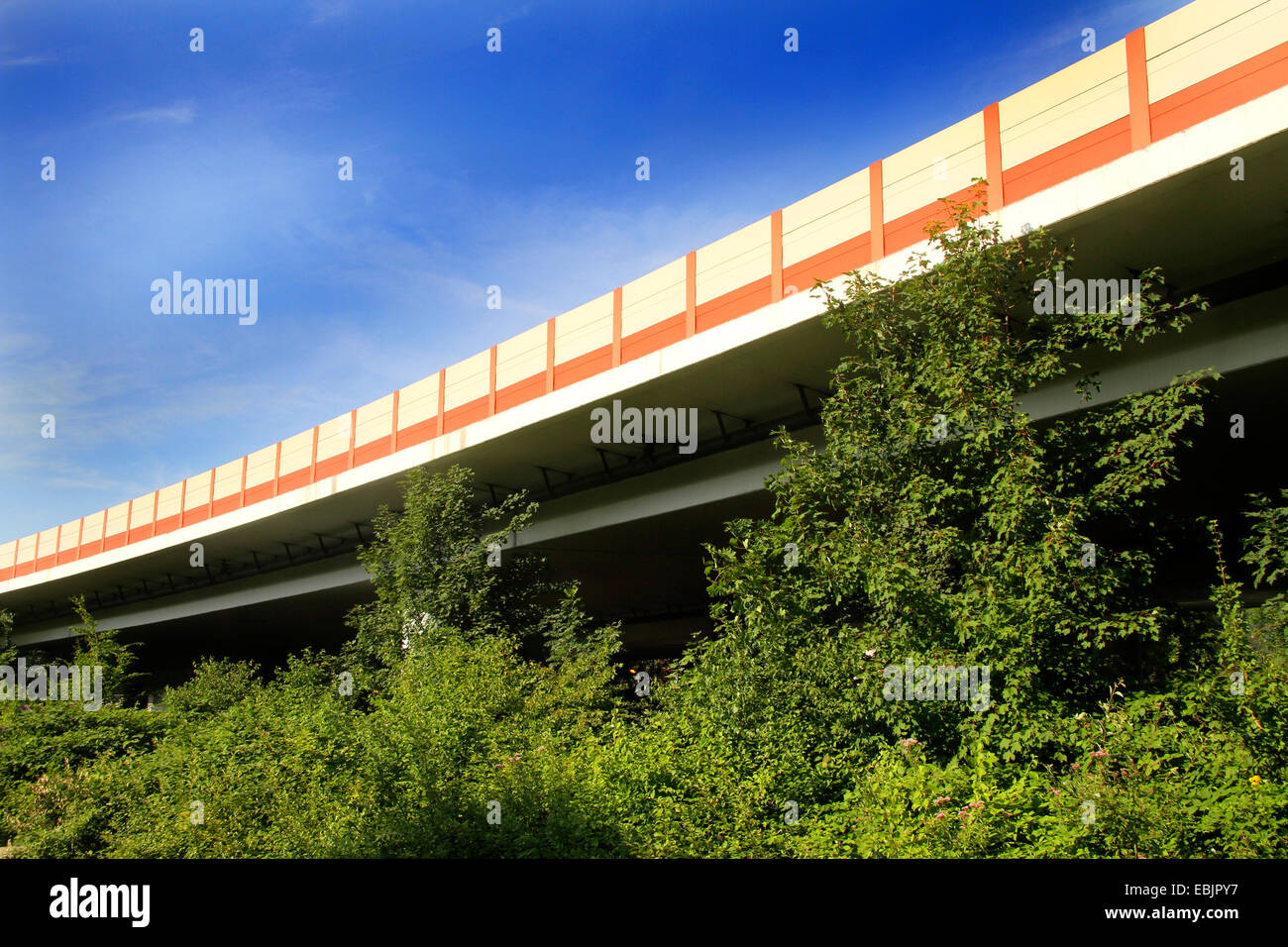 Lärmschutzwand an der Autobahn A44 in Essen-Kupferdreh, Deutschland, Nordrhein Westfalen, Ruhrgebiet, Essen Stockfoto